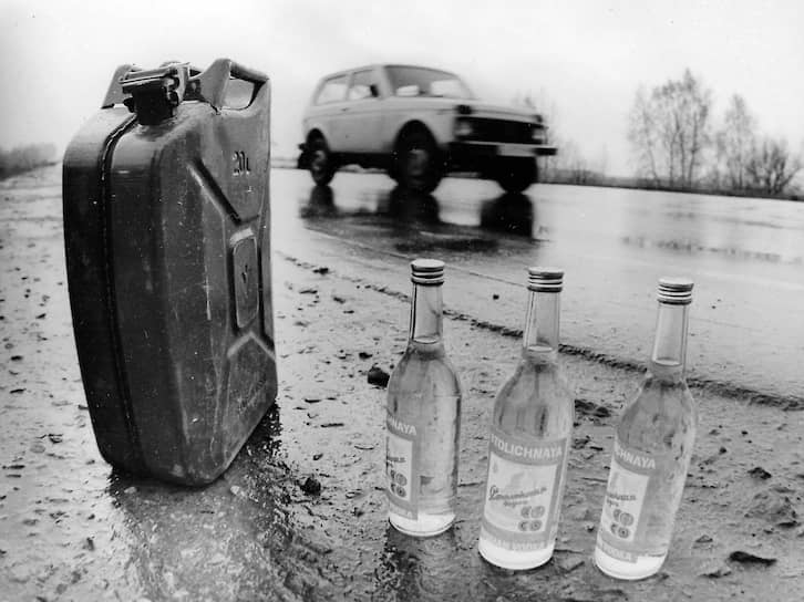 Официально «сухой закон» был отменен постановлением Совета министров СССР только 24 июня 1990 года&lt;br>
На фото: продажа водки и бензина на дороге