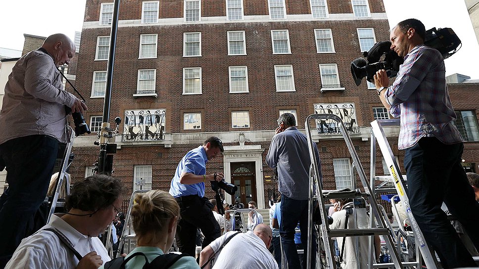 Журналисты собираются перед зданием больницы Святой Марии