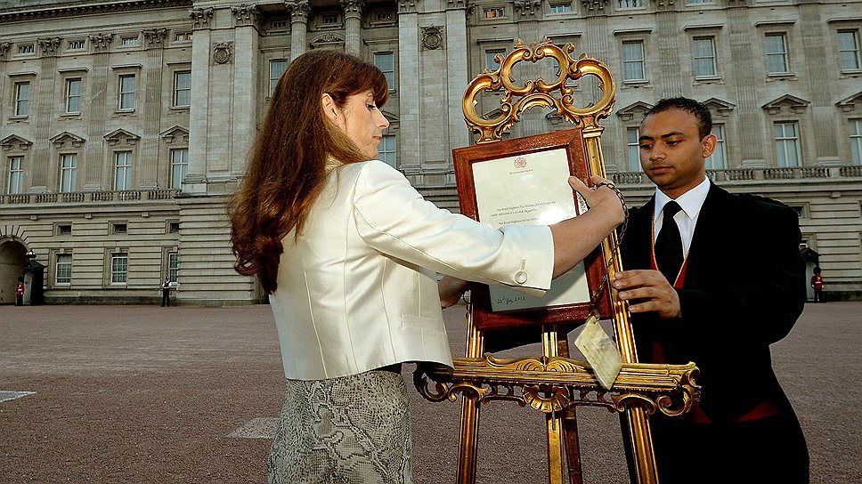 Пресс-секретарь королевы Елизаветы Алиса Андерсон (слева) вывешивает сообщение о рождении сына принца Уильяма перед зданием Букингемского дворца