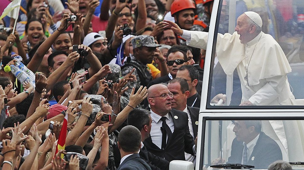 Папа римский Франциск проехал по улицам Рио-де-Жанейро на специальном «папамобиле»