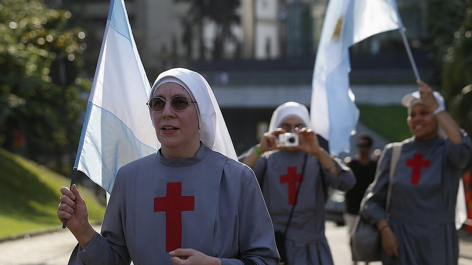 Сестры милосердия из Аргентины приветствуют папу римского во время его визита в Рио-де-Жанейро