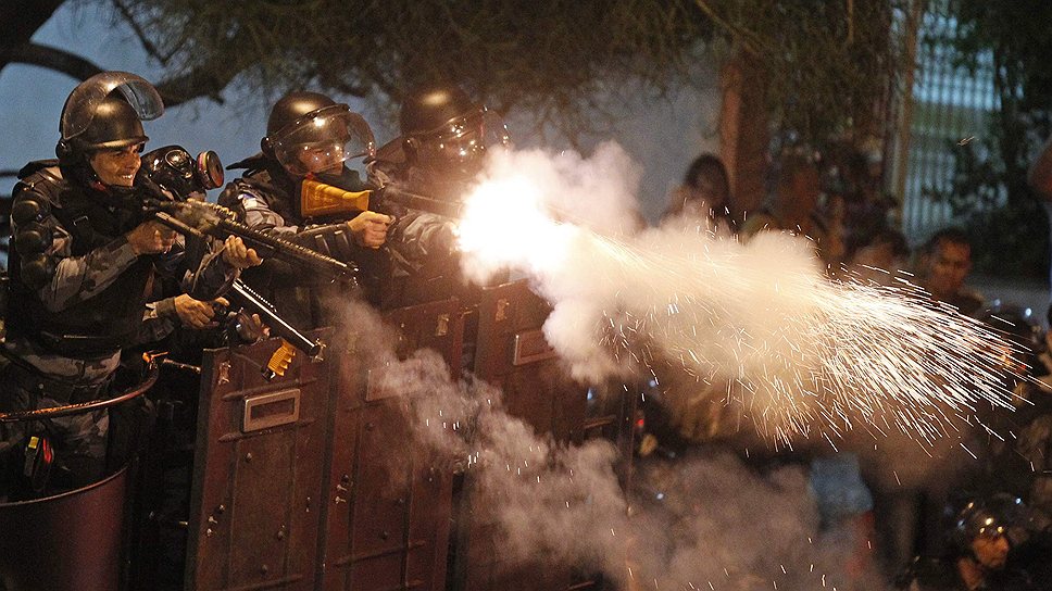 Для разгона демонстрантов полиция была вынуждена применить водометы и слезоточивый газ