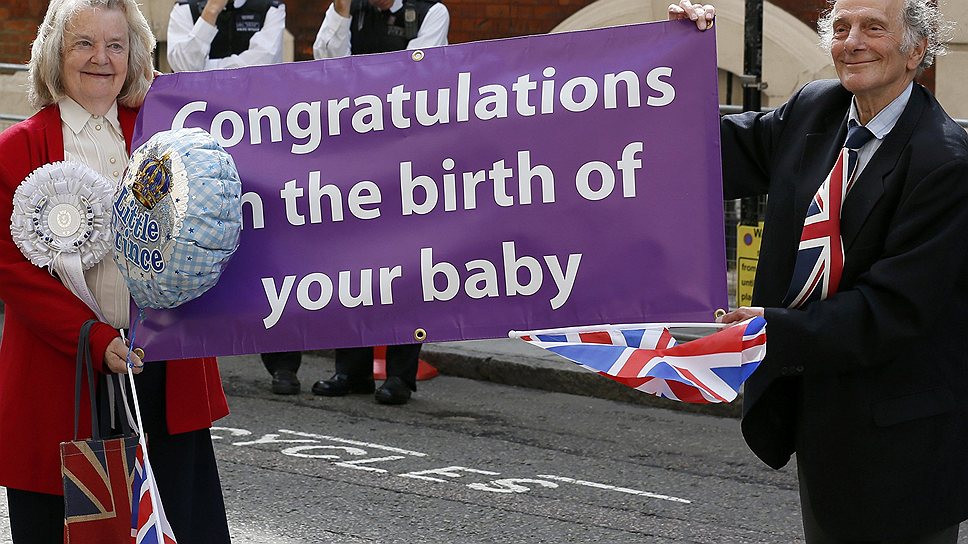 Толпы жителей Лондона и туристов, собравшихся у здания больницы святой Марии и перед Букингемским дворцом, скандировали: «С днем рождения королевского наследника!»