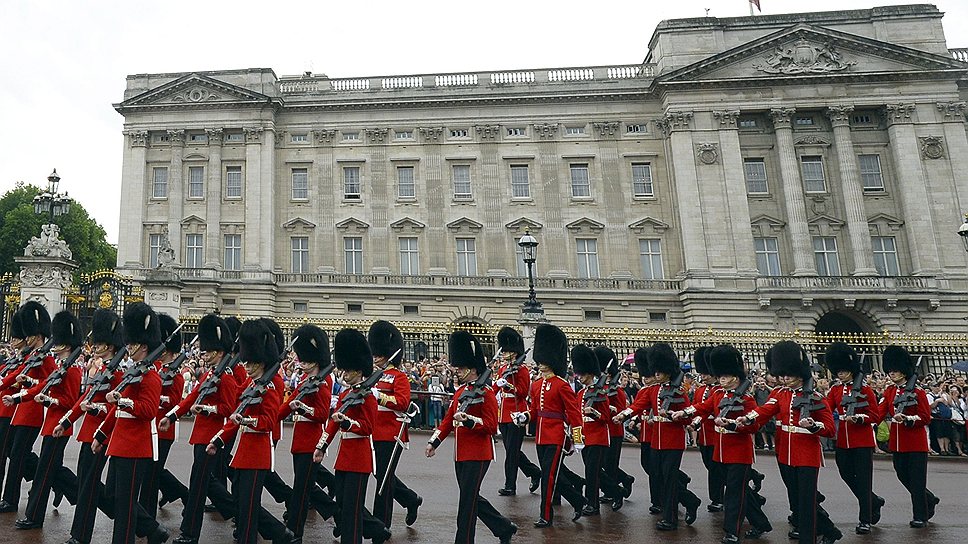 Толпы жителей Лондона и туристов, собравшихся у здания больницы святой Марии и перед Букингемским дворцом, скандировали: «С днем рождения королевского наследника!»