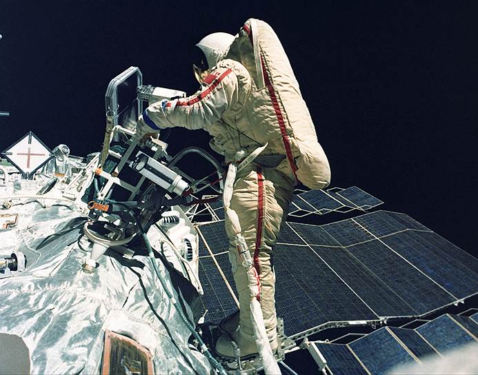 1984 год. Состоялся первый выход женщины-космонавта в открытый космос. Светлана Евгеньевна Савицкая вышла в открытый космос с борта орбитальной космической станции «Салют-7»