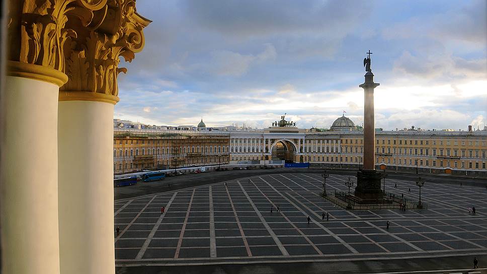 1832 год. В Санкт-Петербург привезен один из известнейших памятников — Александровская колонна
