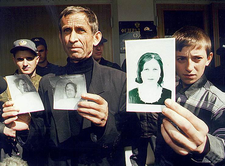 В 2002 году комиссия экспертов признала Буданова невменяемым из-за последствий контузии, и суд направил полковника на принудительное лечение, при этом он был лишен всех наград. Однако 28 февраля 2003 года Верховный суд РФ отменил это решение и отправил дело на новое рассмотрение. &lt;br>На фото родные Эльзы Кунгаевой — отец Бадри Кунгаев (слева) и брат Важа Кунгаев (справа)  — показывают фотографии девушки
