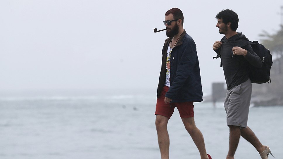 Мужчины на каблуках, прогуливающиеся по пляжу Копакабана в Рио-де-Жанейро, — своеобразный «арт-протест» против визита Папы Римского в Бразилию
