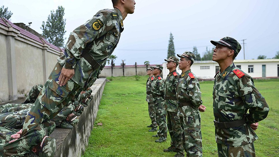 Военные полицеские в китайской провинции Аньхой занимаются упражнениями, которые позволяют им избавиться от чувства тревоги 