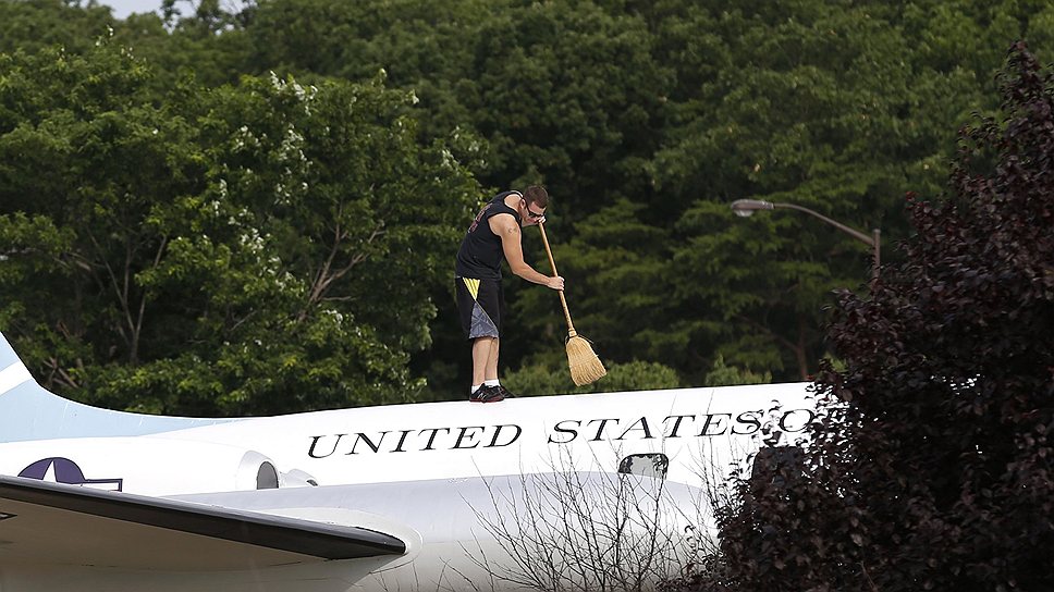 Сотрудник пассажирского терминала базы ВВС США «Эндрюс» в Вашингтоне, где находится президентский Борт №1, сметает мусор с копии самолета
