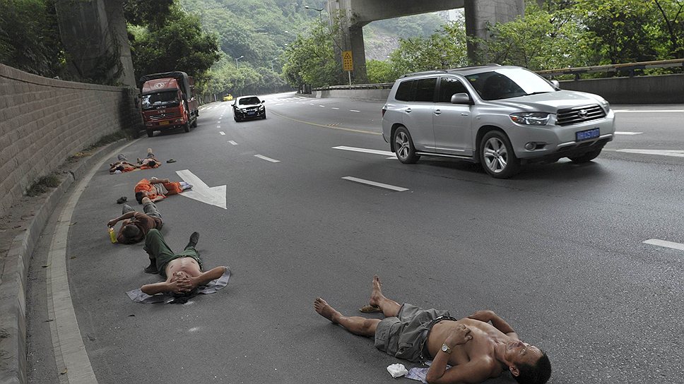 Дорожные рабочие в китайском муниципалитете Чунцин прилегли отдохнуть