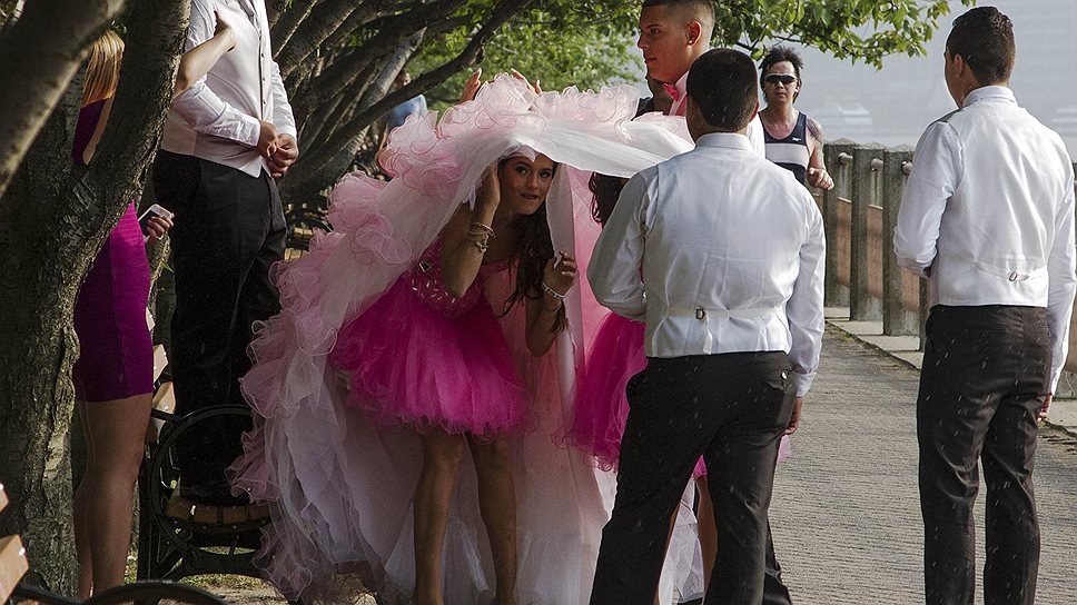 Еще один нетрадиционный способ укрыться от внезапного дождя — спрятаться под платьем невесты