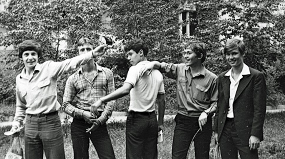 Основатели «Яндекса» Аркадий Волож (крайний слева) и Илья Сегалович (в центре) были одноклассниками в алма-атинской Республиканской физико-математической школе, которую окончили в 1981 году