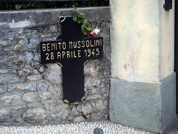 29 апреля 2012 года на доме, у которого расстреляли Муссолини и Петаччи, была открыта мемориальная доска