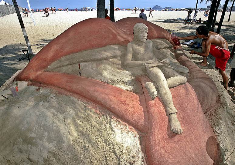 «Рок-н-ролл — это наркотик, так что ты должен быть осторожен с ним. Не нужно заниматься музыкой все время. То же самое бывает в молодости: тебе кажется, что если ты не потрахаешься, день будет прожит зря». &lt;br> Скульптура из песка на пляже Рио-де-Жанейро: Мик Джаггер с гитарой на фоне эмблемы группы The Rolling Stones