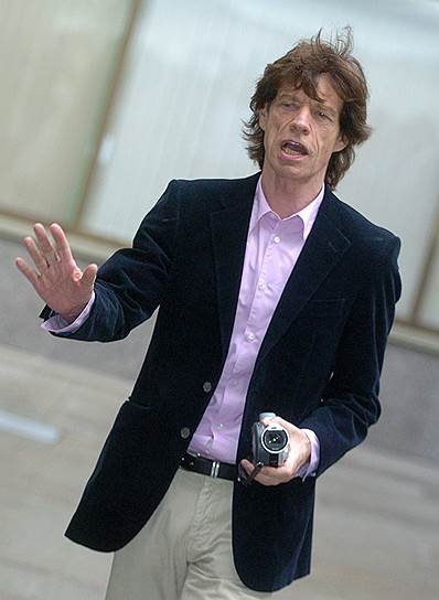 В составе Rolling Stones музыкант записал более 20 альбомов, отыграл около 40 гастрольных туров и получил пару десятков наград, включая восемь премий «Грэмми»