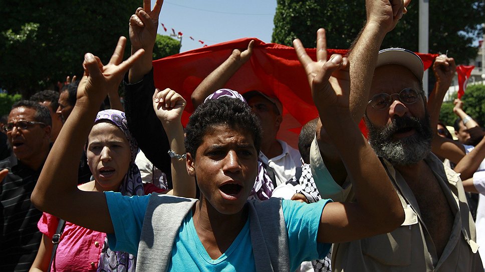 26 июля. В Тунисе начались протесты после убийства оппозиционера Мохаммеда аль-Брахми. Сторонники аль-Брахми уверены: в гибели политика виноваты правящие исламисты
