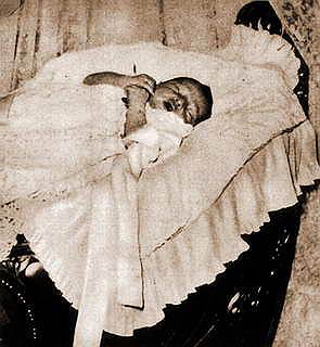 1952 год. Король Египта Фарук отрекся от престола в пользу своего семимесячного сына Фуада II и покинул страну