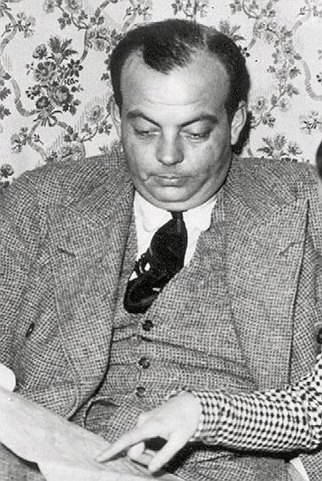 1944 год. Французский писатель и профессиональный летчик Антуан де Сент-Экзюпери погиб во время разведывательного полета в районе острова Корсика