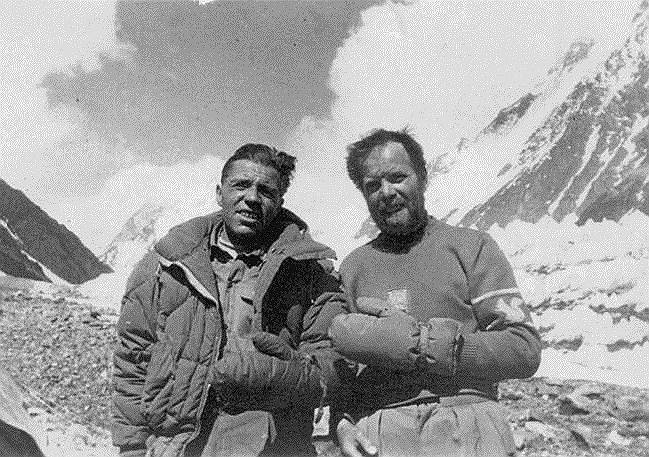 1954 год. Итальянские альпинисты Лино Лачеделли и Ахилле Компаньони первыми в мире поднялись на вершину К2 (8611 м), вторую по высоте в мире после Джомолунгмы