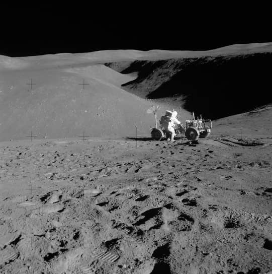 1971 год. Астронавты Аполлон-15 стали первыми, кто поехал на лунном вездеходе