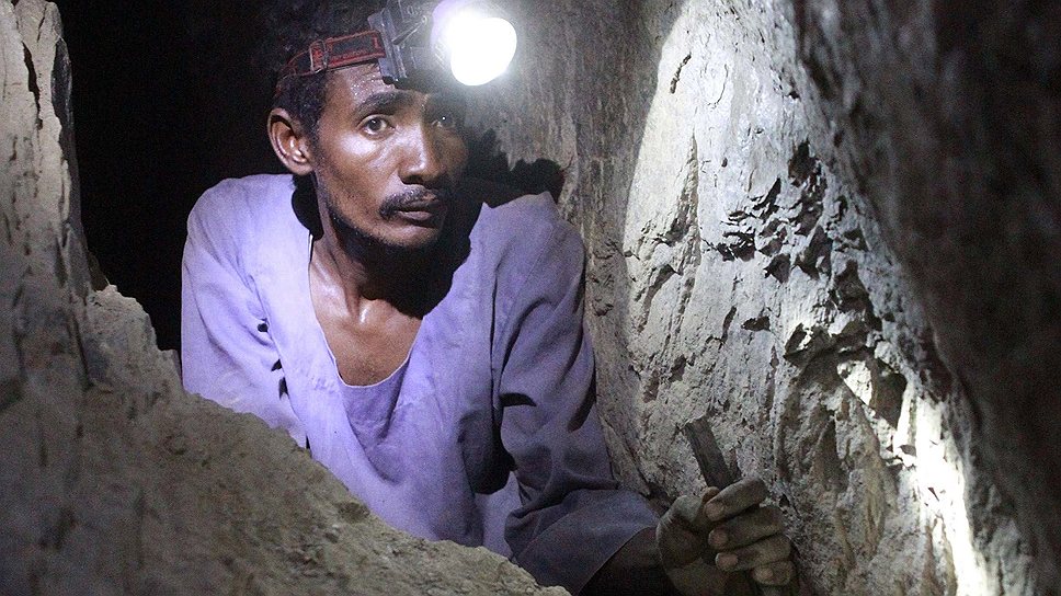 По оценкам специалистов, нелегальным способом в Судане добывается около 60 т золота в год — это превышает официальные показатели добычи. Так, в 2013 году правительство Судана планирует добыть 50 т золота на сумму примерно $2,5 млрд