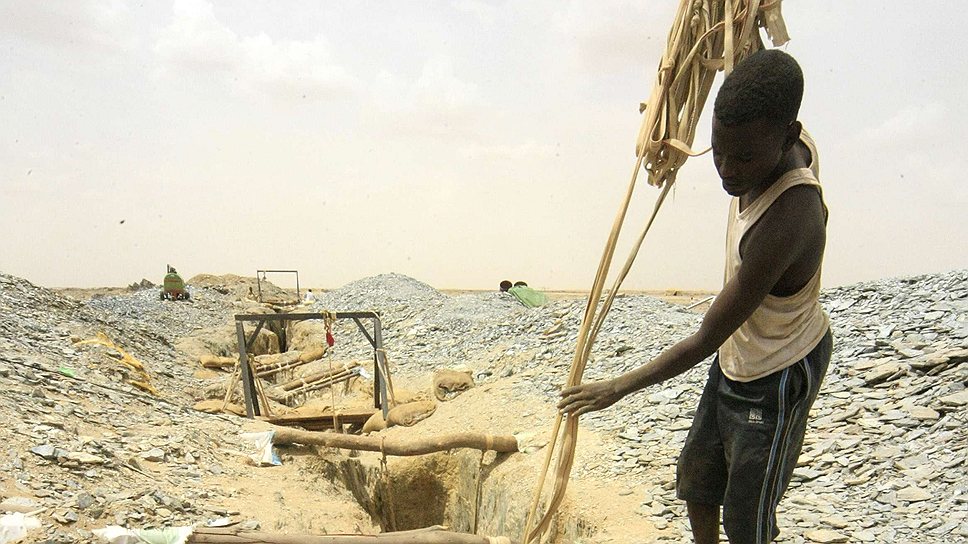 Десятки тысяч мелких суданских старателей осуществляют опасные экспедиции по безлюдным районам Судана в поисках золота, привлеченные рассказами о больших находках и растущих ценах на этот драгметалл
