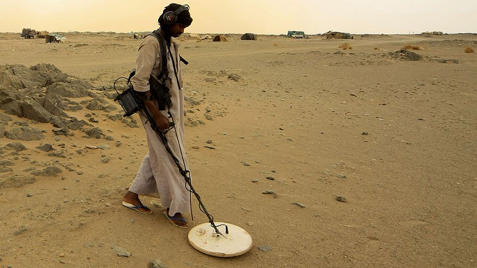 По данным Министерства ресурсов Судана, около 750 тыс. жителей страны каждый день находятся в пустыне в поисках золота, чтобы заработать себе хоть какие-то средства к существованию