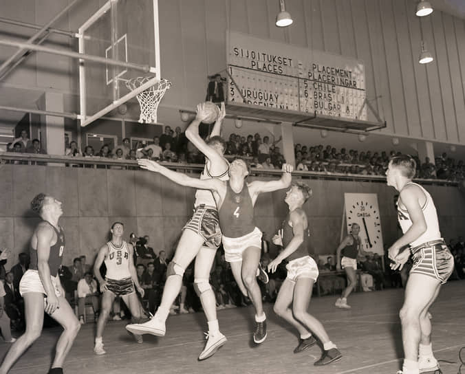 1952 год. На Олимпийских играх в Хельсинки  состоялся финальный матч по баскетболу между командами США и СССР. Советская сборная впервые получила медали в этом виде спорта — серебряные 