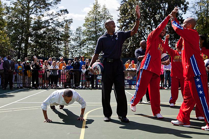 Обама любит баскетбол и в молодости носил кличку «Барри О&#39;Бомбер». В день выборов, ожидая результатов голосования, Барак Обама по традиции проводит время за этой игрой