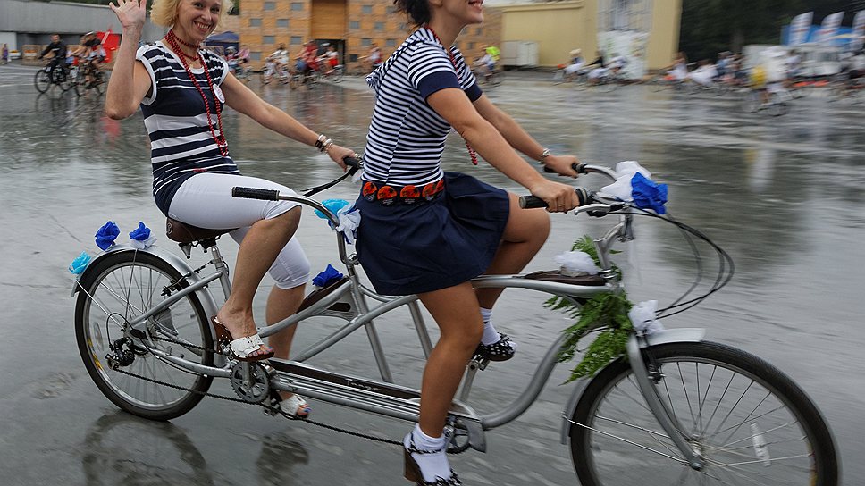 На первый парад в 2012 году собрались велосипедистки в стиле ретро