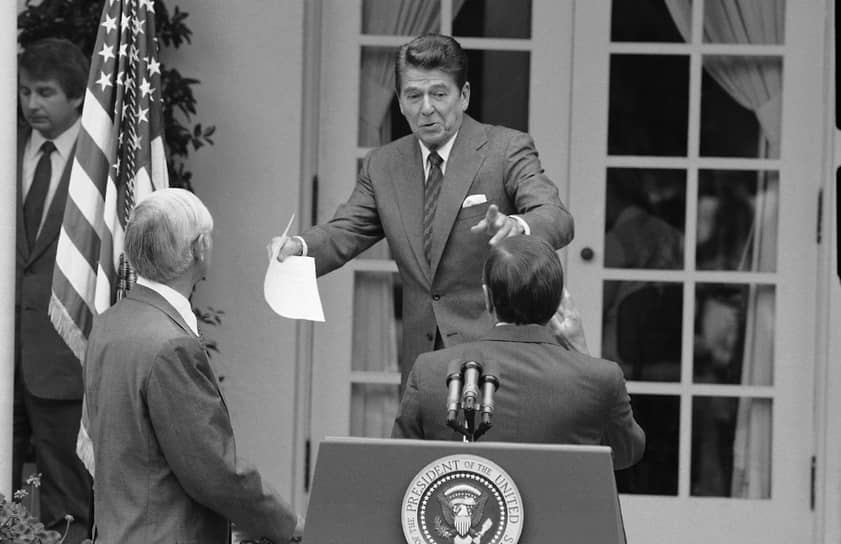 1981 год. Президент США Рональд Рейган уволил 11 359 бастующих авиадиспетчеров, которые отказались возвращаться к работе