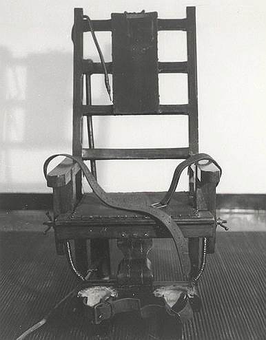 1890 год. Уильям Кеммлер стал первым казненным на электрическом стуле. Его осудили за убийство топором своей сожительницы 

&lt;br> На фото: электрический стул тюрьмы Синг-Синг  
