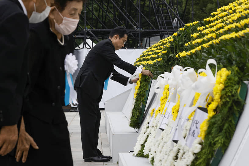 Премьер-министр Японии Синдзо Абэ возлагает цветы во время церемонии в честь 75-й годовщины бомбардировки Хиросимы 
