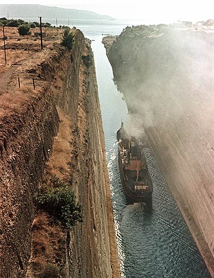 1893 год. В Греции открыт Коринфский канал