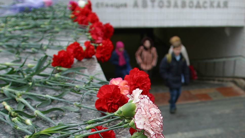 6 февраля 2004 года — взрыв в поезде на перегоне между станциями «Автозаводская» и «Павелецкая» московского метро. Взрывное устройство мощностью 4 кг в тротиловом эквиваленте привел в действие террорист-смертник. Погибли 42 человека, около 250 человек получили ранения