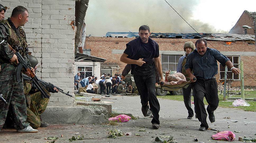 1 сентября 2004 года — теракт в Беслане. Группа террористов захватила свыше 1100 заложников в здании школы №1 в Беслане (Северная Осетия). В результате теракта погибли 334 человека (из них 186 — дети), более 800 человек получили ранения. Ответственность за случившееся взял Шамиль Басаев