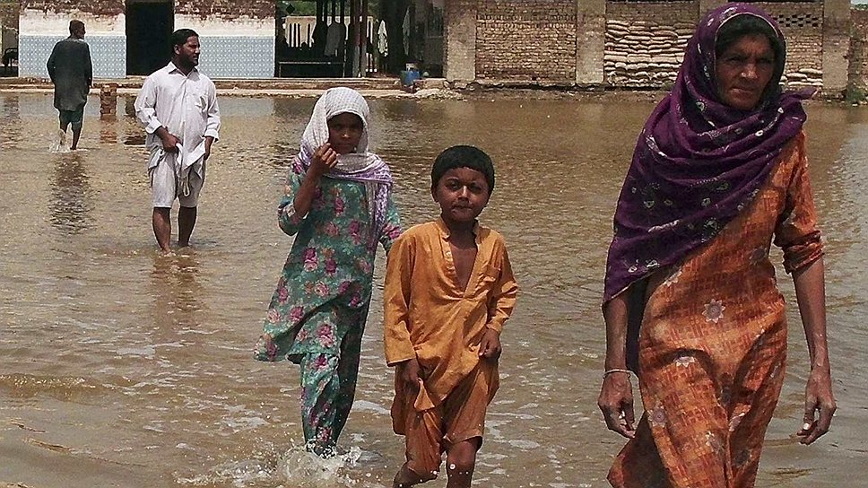 Наводнение в Пакистане уже нанесло значительный материальный ущерб: вода сносит дома и уничтожает сельскохозяйственные угодья. Армейские подразделения привлечены к разбору завалов, заблокировавших несколько магистралей
