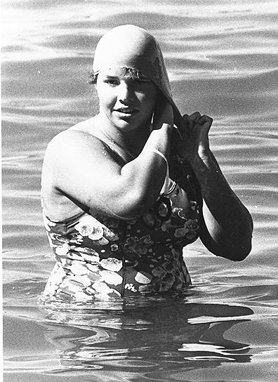 1988 год. Американская пловчиха Линн Кокс первая в мире проплыла около 18 км в студеной воде Байкала за 4 часа 18 минут  