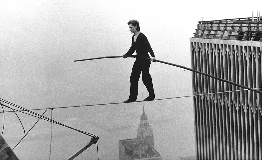 1974 год. Французский уличный канатоходец Филипп Пети прошел по канату, натянутому между Северной и Южной башнями-близнецами Всемирного торгового центра в Нью-Йорке