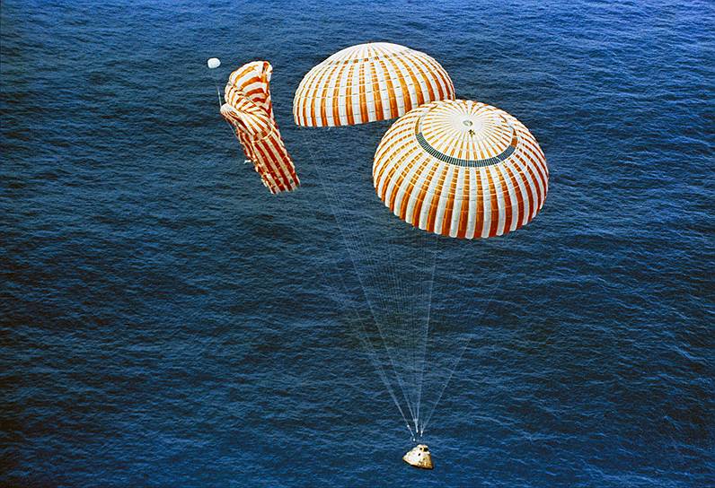 1971 год. Астронавты «Аполлона-15» (четвертая высадка землян на Луну) Д. Скотт, А. Уорден и Дж. Ирвин возвратились на Землю