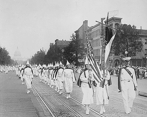 1925 год. 40 тыс. членов Ку-Клукс-Клана собрались в Вашингтоне на марш