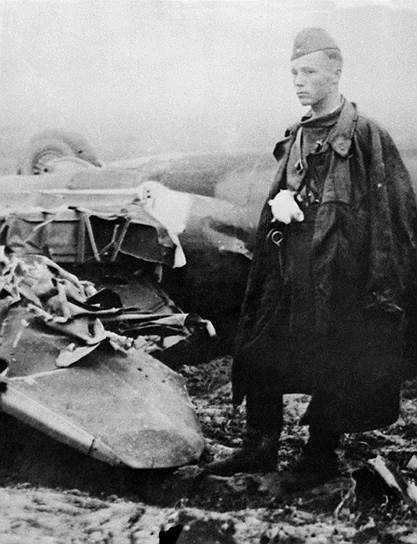 1941 год. Военный летчик Виктор Талалихин первый за Великую Отечественную войну произвел таран в ночном воздушном бою, сбив на подступах к Москве вражеский бомбардировщик