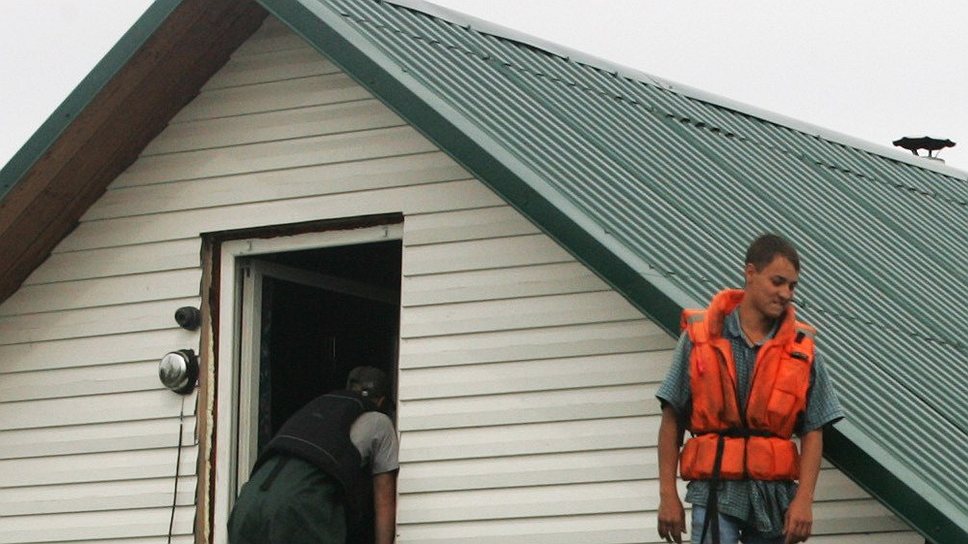Многие жители спасаются от наводнения на крышах домов