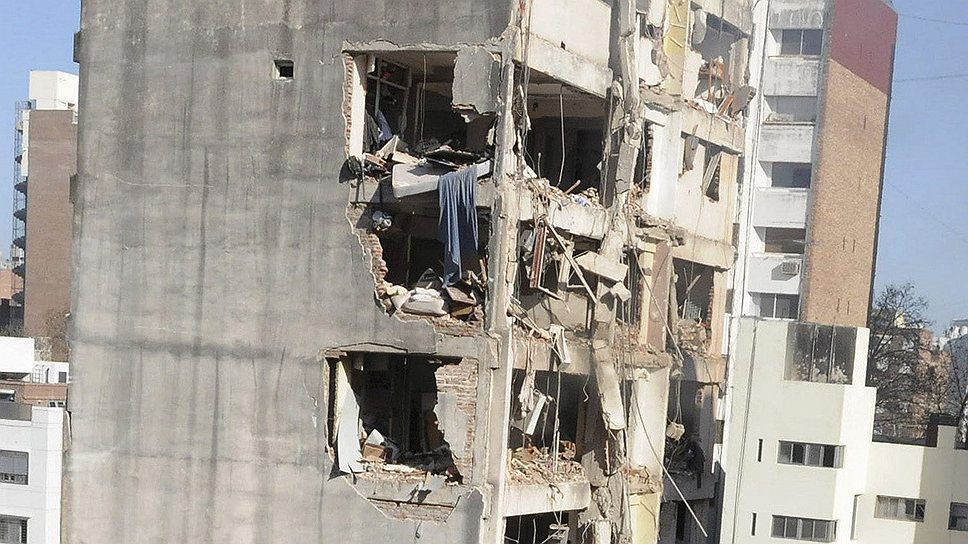 Взрыв, вызванный неисправностью отопительного котла, привел к обрушению части десятиэтажного здания