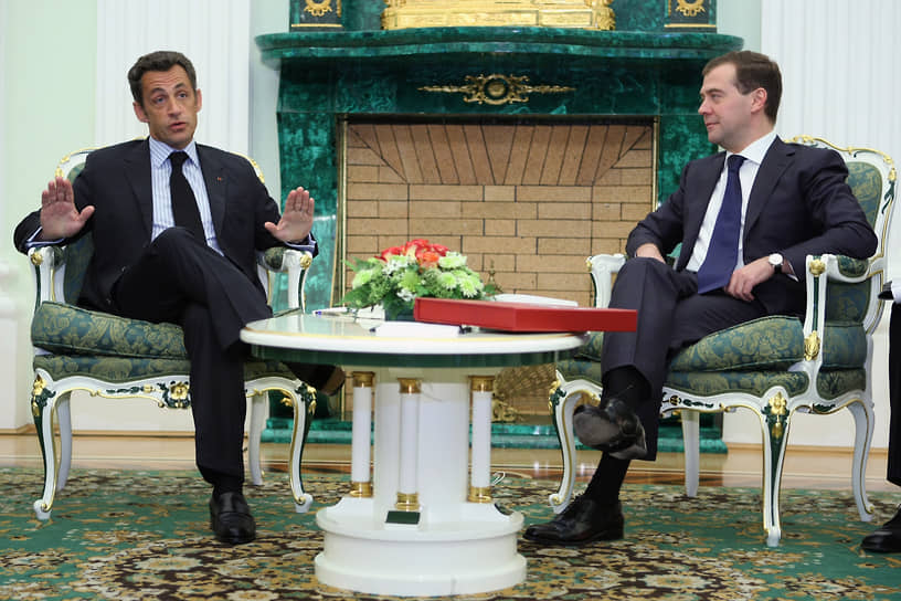 В 12:46 Дмитрий Медведев, занимающий в 2008 году пост президента, сообщил, что принял решение о завершении операции по принуждению к миру. Вскоре началась его встреча с Николя Саркози (на фото слева), по итогам которой было объявлено о достижении договоренности по урегулированию конфликта. В тот же день грузинский президент Михаил Саакашвили объявил о победе Грузии над Россией 