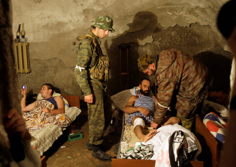 В первые три дня августа 2008 года обстановка в зоне грузино-осетинского конфликта начала резко обостряться: в результате перестрелок с использованием минометов в Цхинвале и его окрестностях погибли шесть человек и более десяти получили ранения&lt;br>На фото: солдаты Южной Осетии
