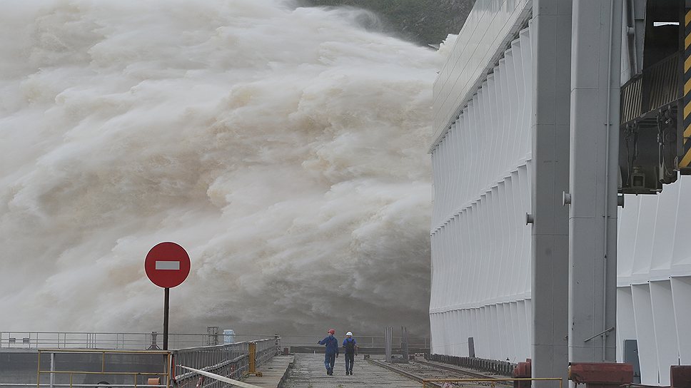 Последствия наводнения в Амурской области. Водохранилище Зейской ГЭС