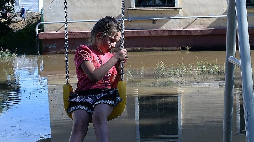 По информации администрации Хабаровского края, в пункты временного размещения эвакуировано свыше двух тысяч человек, включая более 400 детей