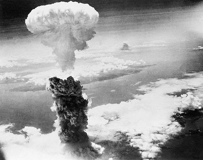 1945 год. Американский бомбардировщик сбросил атомную бомбу на японский город Нагасаки. К концу года около 80 тыс. человек стали жертвами взрыва
